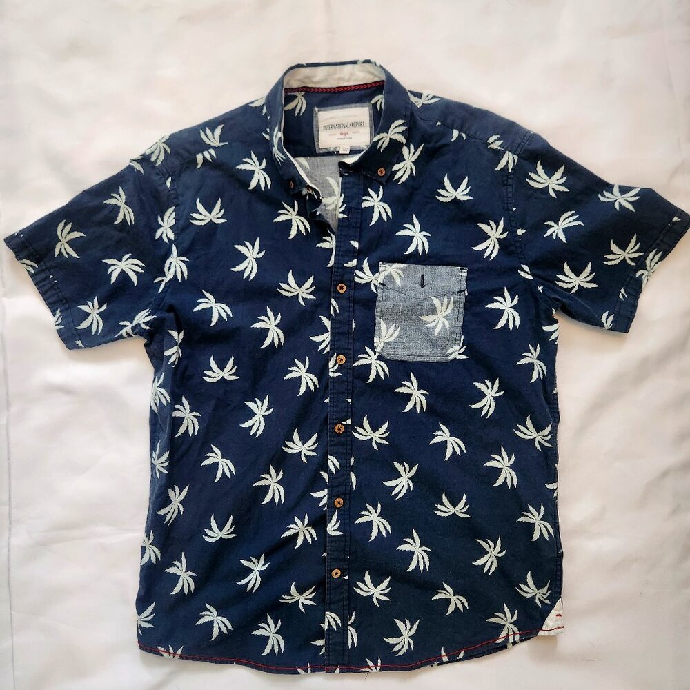 International Report Men's Button Down Hawaiian Shirt. Blue and White Size Large